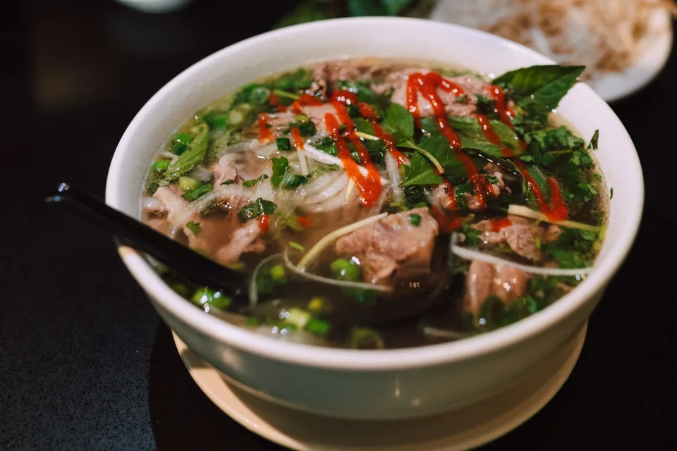 Bàn ăn tại Trần Thị Ta